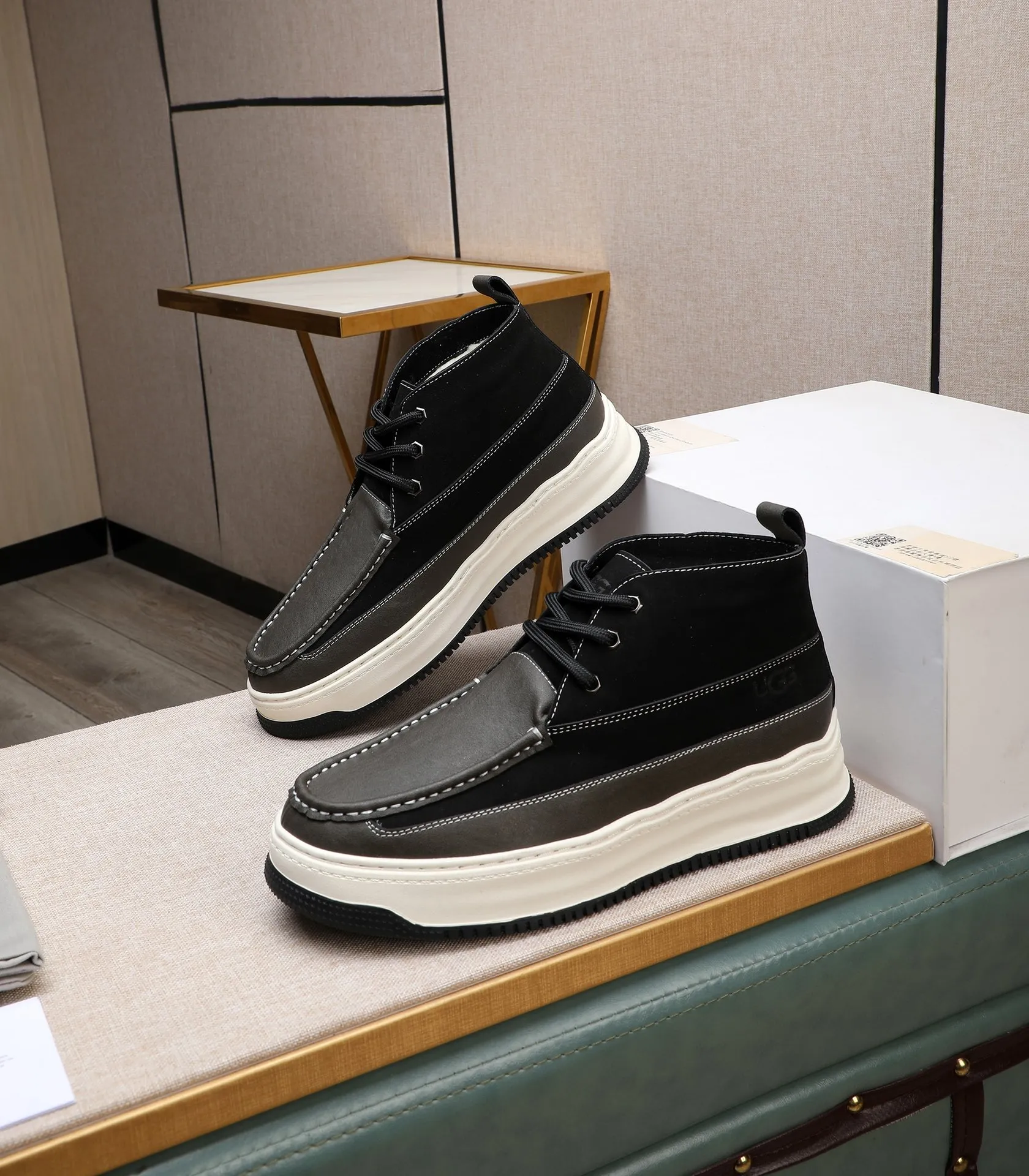 Men's shoes 💰700 [High-end UGG] (full wool lining) The top-end high-quality fur-in-one warm snow boots are from the Australian warm luxury brand men's shoes, UGG-5877 official website is synchronized, made of imported cowhide, carefully sewn. Imported rubber foam outsole (comfortable, soft, wear-resistant) The quality is really great... Exquisite workmanship, you can't put it down at first sight, code number: 39-44 (45 custom-made)